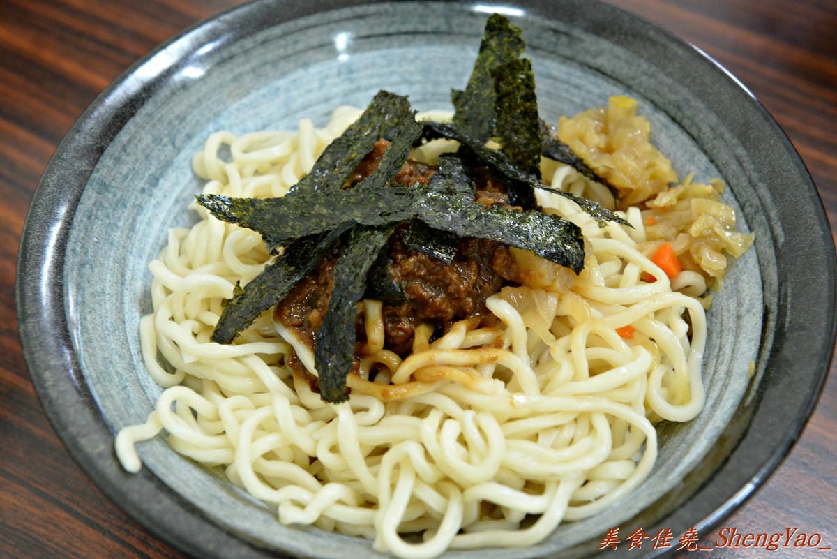 [台中西屯]老婆炸醬麵 – 逢甲大學旁超厲害的炸醬麵店,年輕帥哥老闆曾在國外念書,炸醬是傳承外省人爺爺的河南口味,酸菜來自媽媽的四川口味,再加上基底特製醬汁,味道上細膩有層次,真的從沒