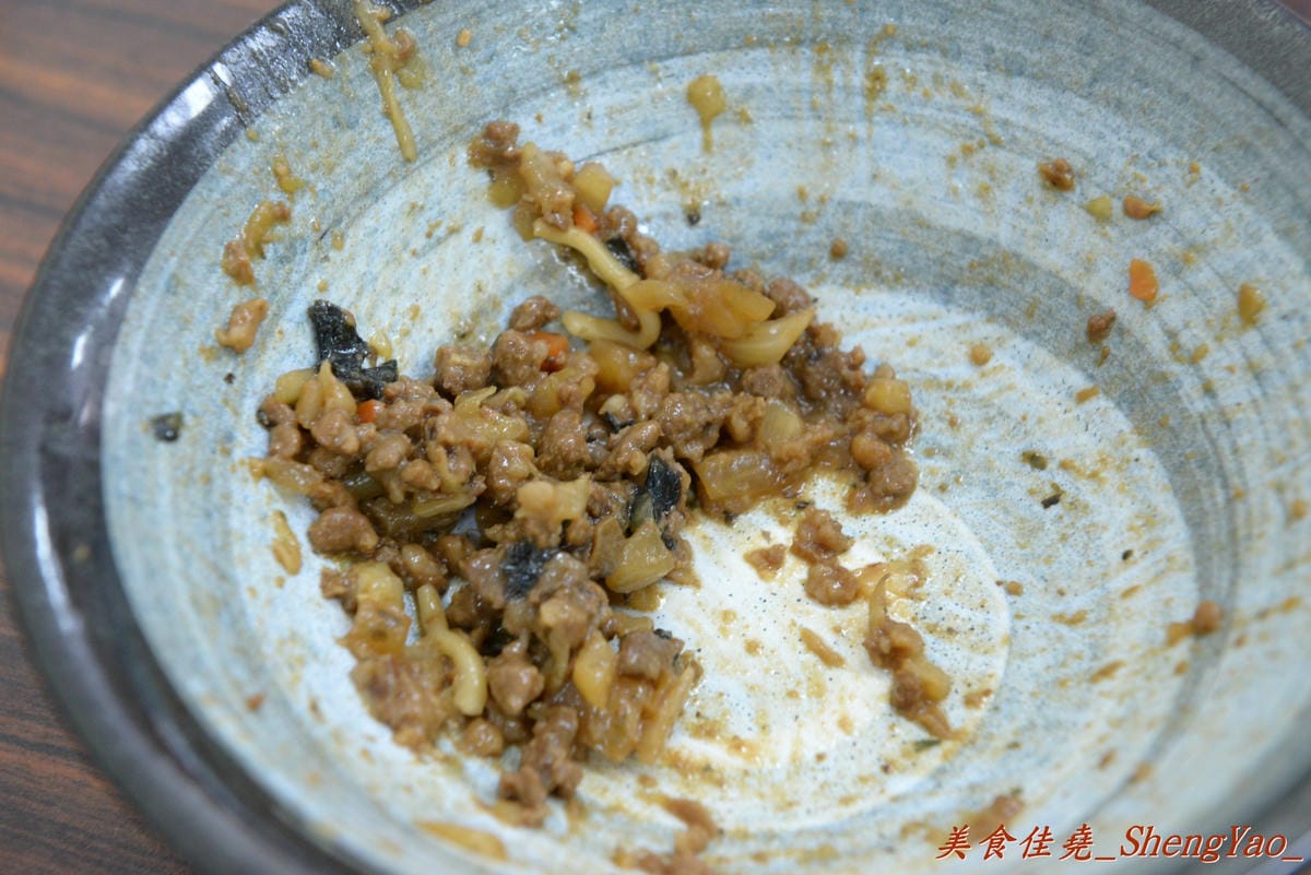 [台中西屯]老婆炸醬麵 – 逢甲大學旁超厲害的炸醬麵店,年輕帥哥老闆曾在國外念書,炸醬是傳承外省人爺爺的河南口味,酸菜來自媽媽的四川口味,再加上基底特製醬汁,味道上細膩有層次,真的從沒