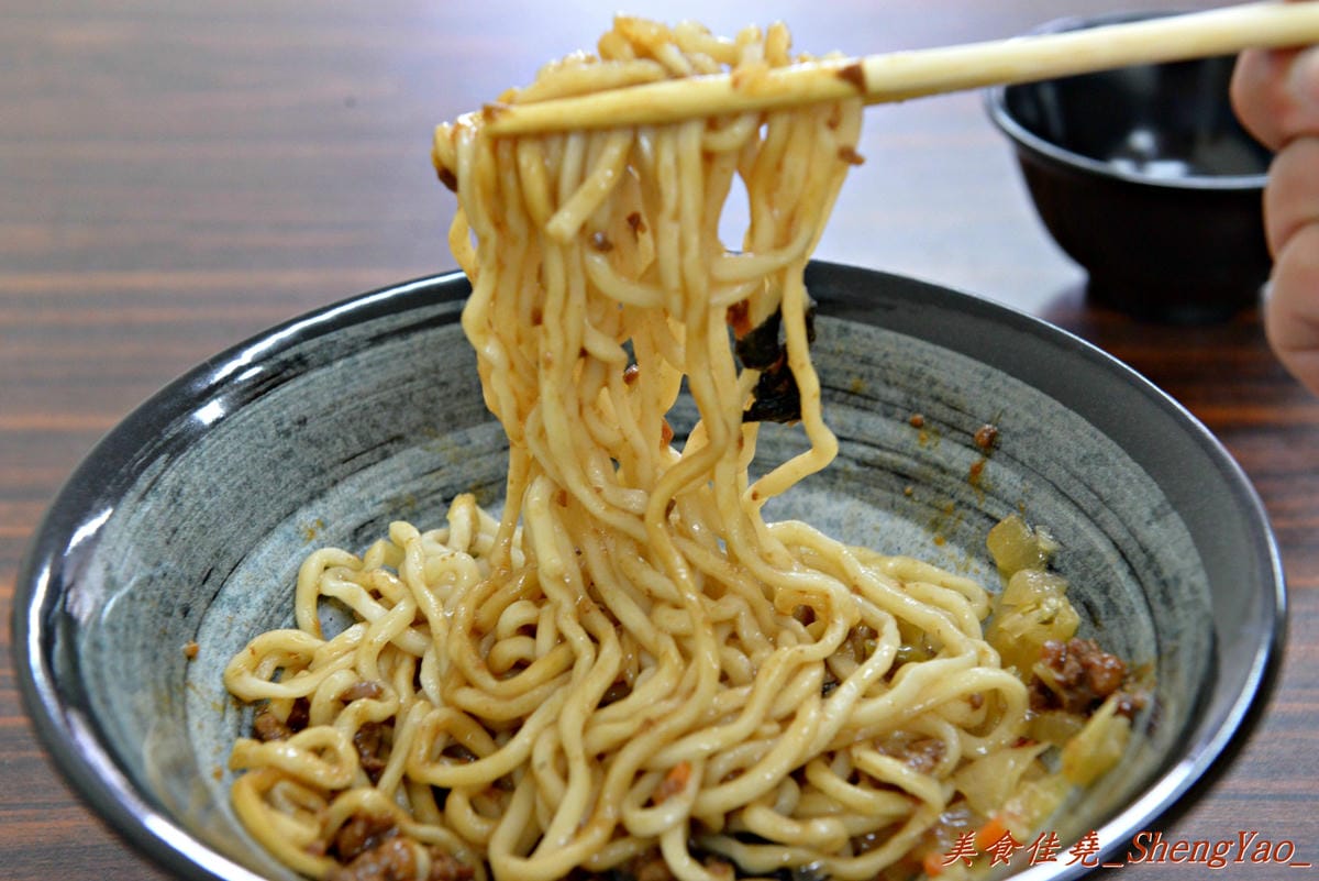 [台中西屯]老婆炸醬麵 – 逢甲大學旁超厲害的炸醬麵店,年輕帥哥老闆曾在國外念書,炸醬是傳承外省人爺爺的河南口味,酸菜來自媽媽的四川口味,再加上基底特製醬汁,味道上細膩有層次,真的從沒
