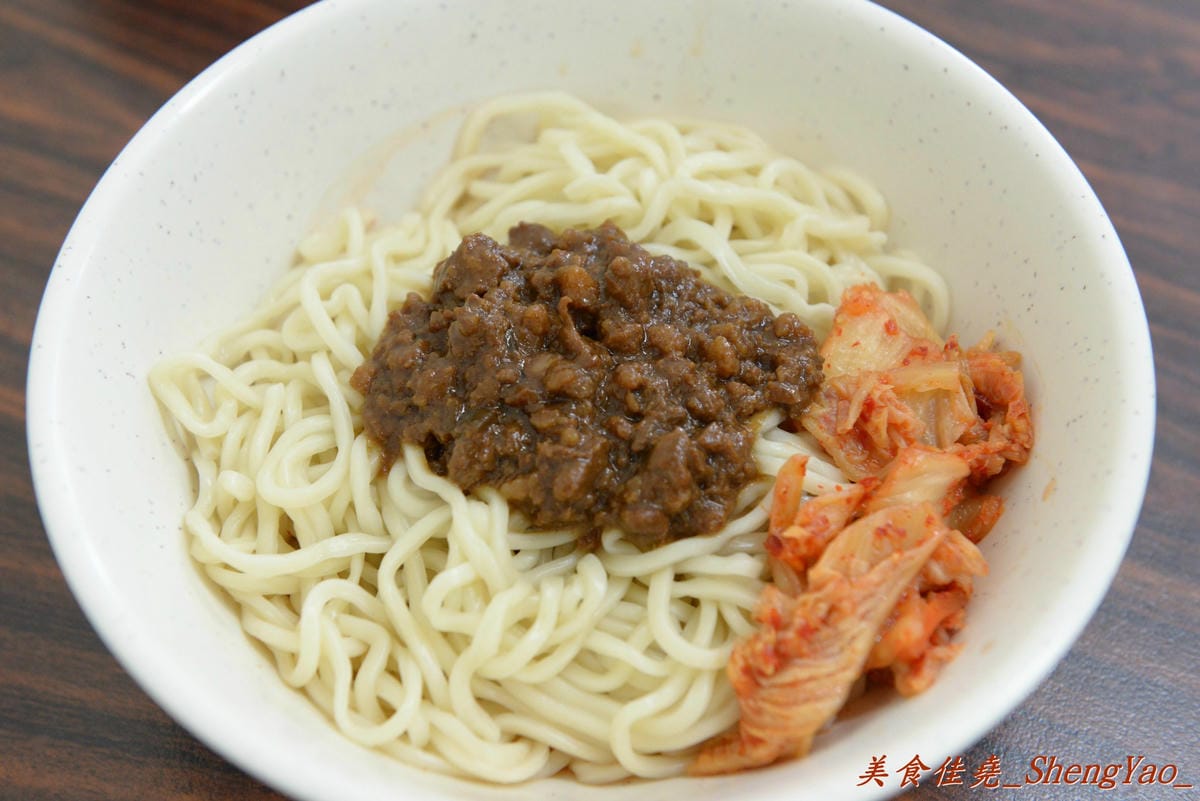 [台中西屯]老婆炸醬麵 – 逢甲大學旁超厲害的炸醬麵店,年輕帥哥老闆曾在國外念書,炸醬是傳承外省人爺爺的河南口味,酸菜來自媽媽的四川口味,再加上基底特製醬汁,味道上細膩有層次,真的從沒