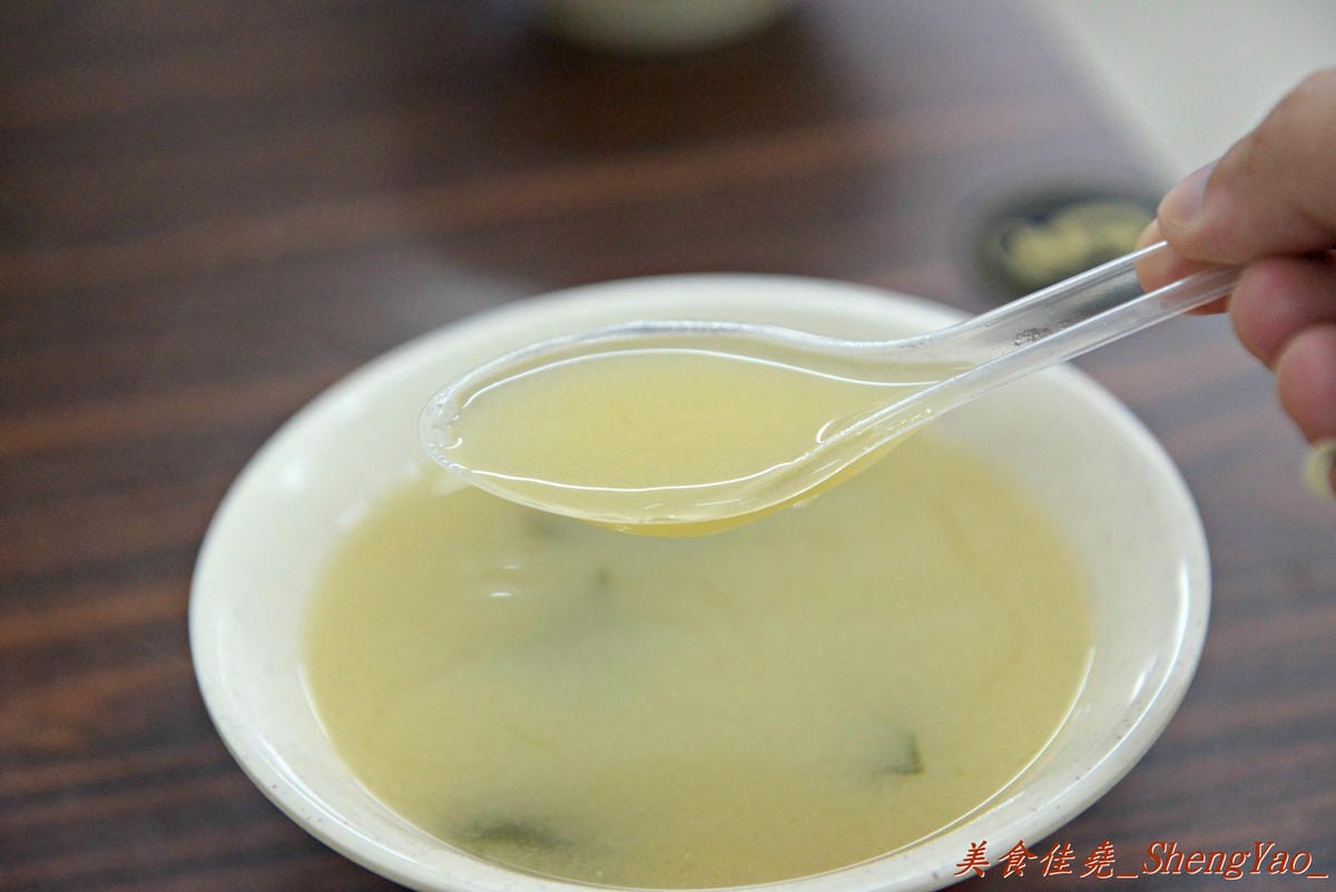 [台中西屯]老婆炸醬麵 – 逢甲大學旁超厲害的炸醬麵店,年輕帥哥老闆曾在國外念書,炸醬是傳承外省人爺爺的河南口味,酸菜來自媽媽的四川口味,再加上基底特製醬汁,味道上細膩有層次,真的從沒