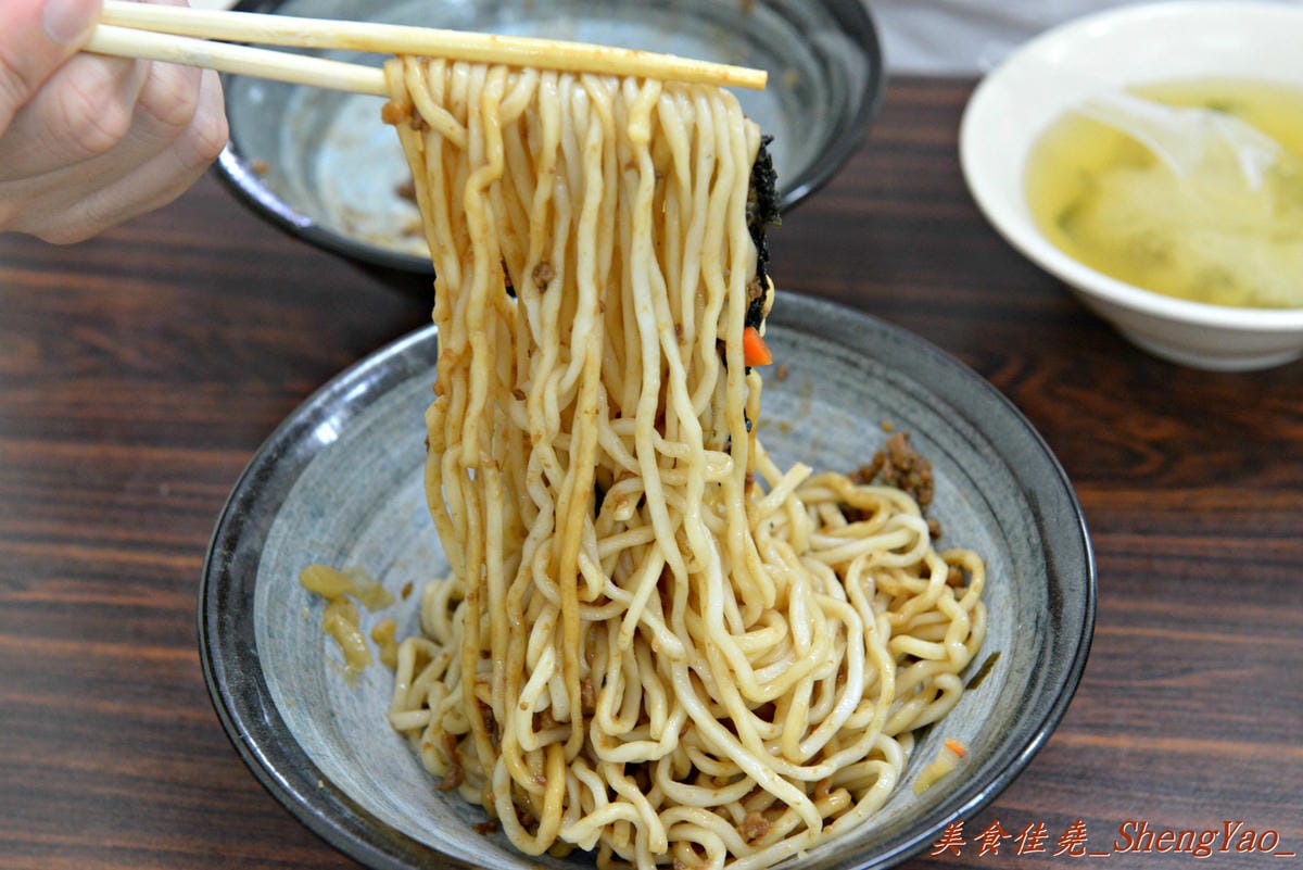 [台中西屯]老婆炸醬麵 – 逢甲大學旁超厲害的炸醬麵店,年輕帥哥老闆曾在國外念書,炸醬是傳承外省人爺爺的河南口味,酸菜來自媽媽的四川口味,再加上基底特製醬汁,味道上細膩有層次,真的從沒