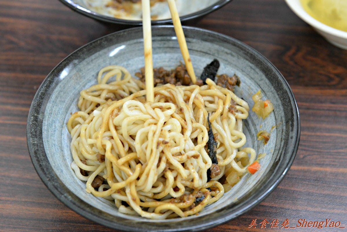 [台中西屯]老婆炸醬麵 – 逢甲大學旁超厲害的炸醬麵店,年輕帥哥老闆曾在國外念書,炸醬是傳承外省人爺爺的河南口味,酸菜來自媽媽的四川口味,再加上基底特製醬汁,味道上細膩有層次,真的從沒