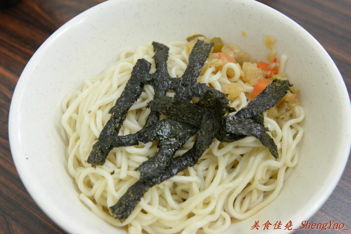 [台中西屯]老婆炸醬麵 – 逢甲大學旁超厲害的炸醬麵店,年輕帥哥老闆曾在國外念書,炸醬是傳承外省人爺爺的河南口味,酸菜來自媽媽的四川口味,再加上基底特製醬汁,味道上細膩有層次,真的從沒