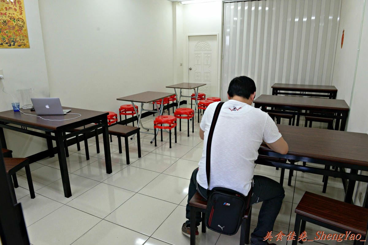 [台中西屯]老婆炸醬麵 – 逢甲大學旁超厲害的炸醬麵店,年輕帥哥老闆曾在國外念書,炸醬是傳承外省人爺爺的河南口味,酸菜來自媽媽的四川口味,再加上基底特製醬汁,味道上細膩有層次,真的從沒