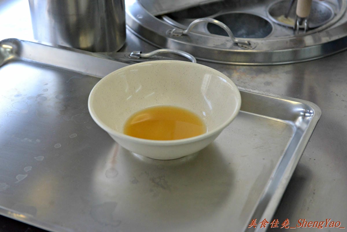 [台中西屯]老婆炸醬麵 – 逢甲大學旁超厲害的炸醬麵店,年輕帥哥老闆曾在國外念書,炸醬是傳承外省人爺爺的河南口味,酸菜來自媽媽的四川口味,再加上基底特製醬汁,味道上細膩有層次,真的從沒