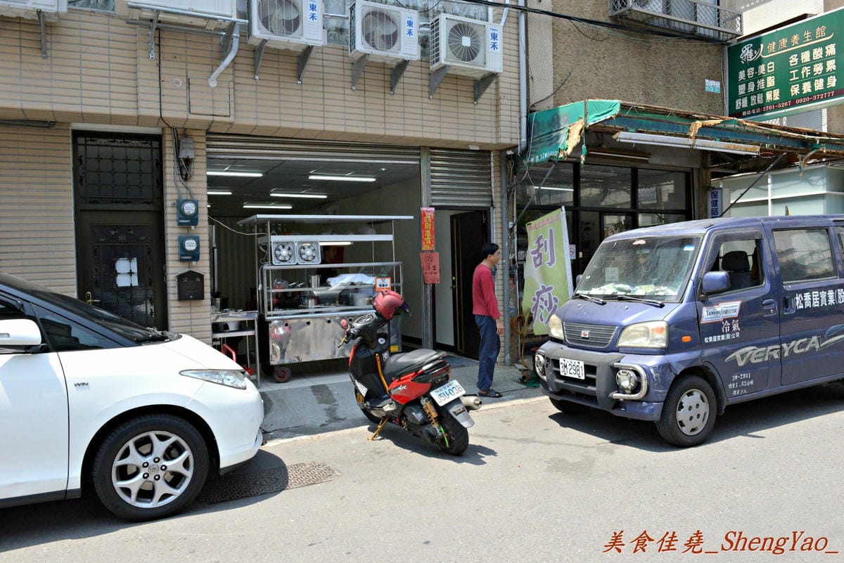 [台中西屯]老婆炸醬麵 – 逢甲大學旁超厲害的炸醬麵店,年輕帥哥老闆曾在國外念書,炸醬是傳承外省人爺爺的河南口味,酸菜來自媽媽的四川口味,再加上基底特製醬汁,味道上細膩有層次,真的從沒