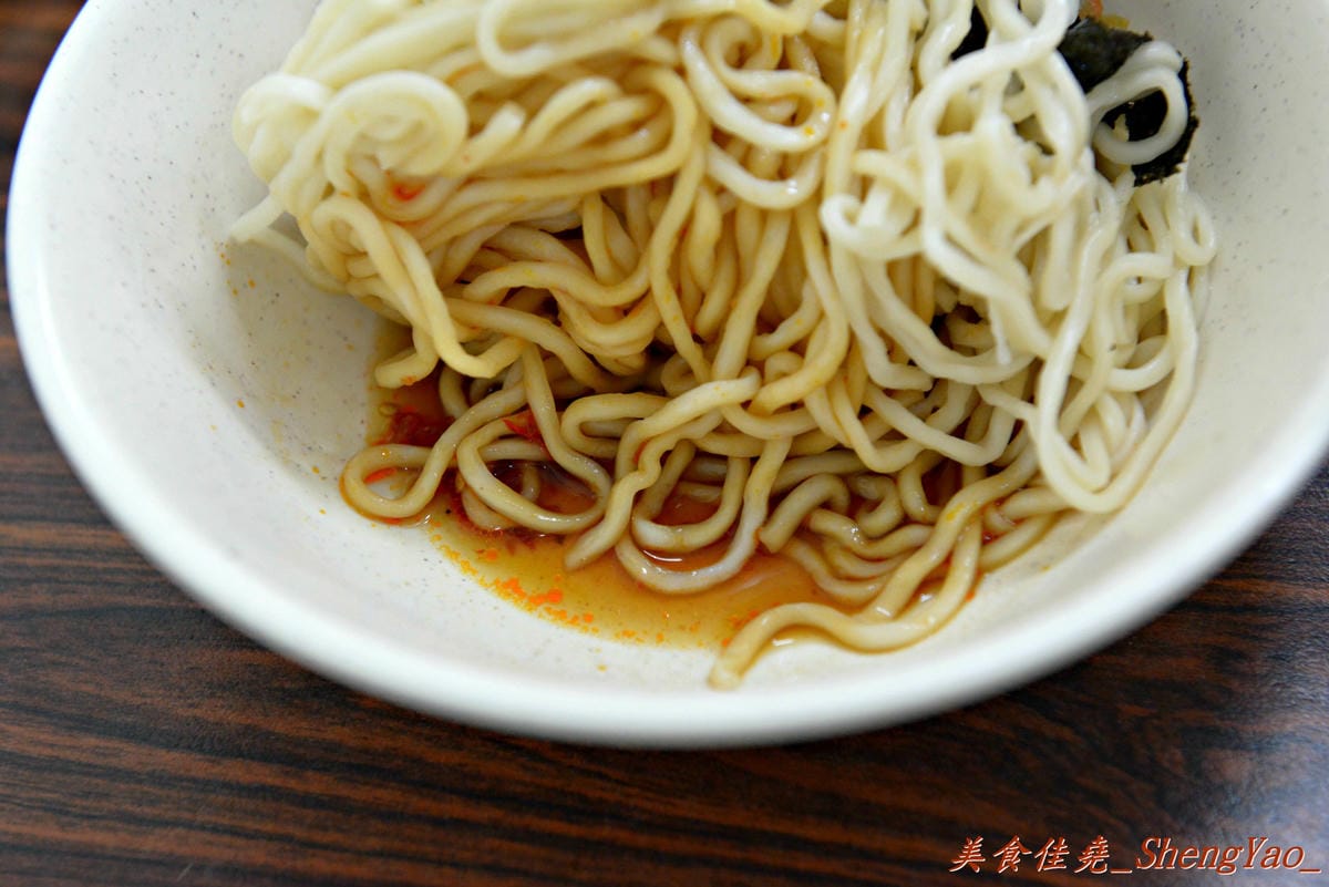 [台中西屯]老婆炸醬麵 – 逢甲大學旁超厲害的炸醬麵店,年輕帥哥老闆曾在國外念書,炸醬是傳承外省人爺爺的河南口味,酸菜來自媽媽的四川口味,再加上基底特製醬汁,味道上細膩有層次,真的從沒