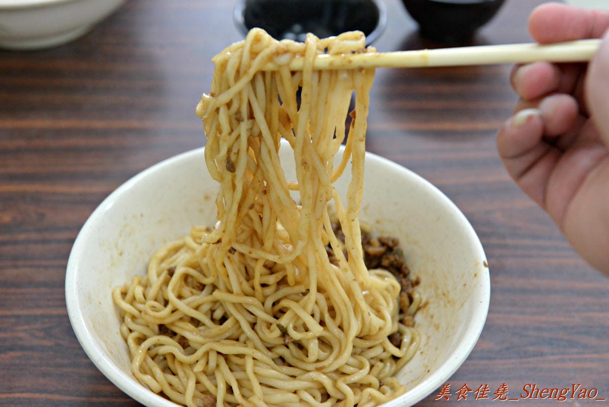 [台中西屯]老婆炸醬麵 – 逢甲大學旁超厲害的炸醬麵店,年輕帥哥老闆曾在國外念書,炸醬是傳承外省人爺爺的河南口味,酸菜來自媽媽的四川口味,再加上基底特製醬汁,味道上細膩有層次,真的從沒