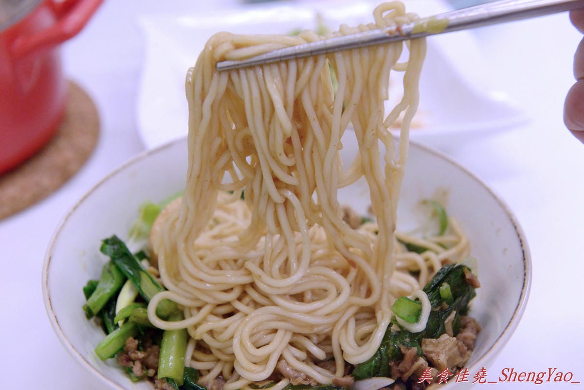 [台中北屯]海光新村 – 北平路上新開的眷村擀麵店,餐點口味還不錯,價格便宜、份量超級大,大推五味醋溜雞拌麵和士官長酸白菜麵 !!