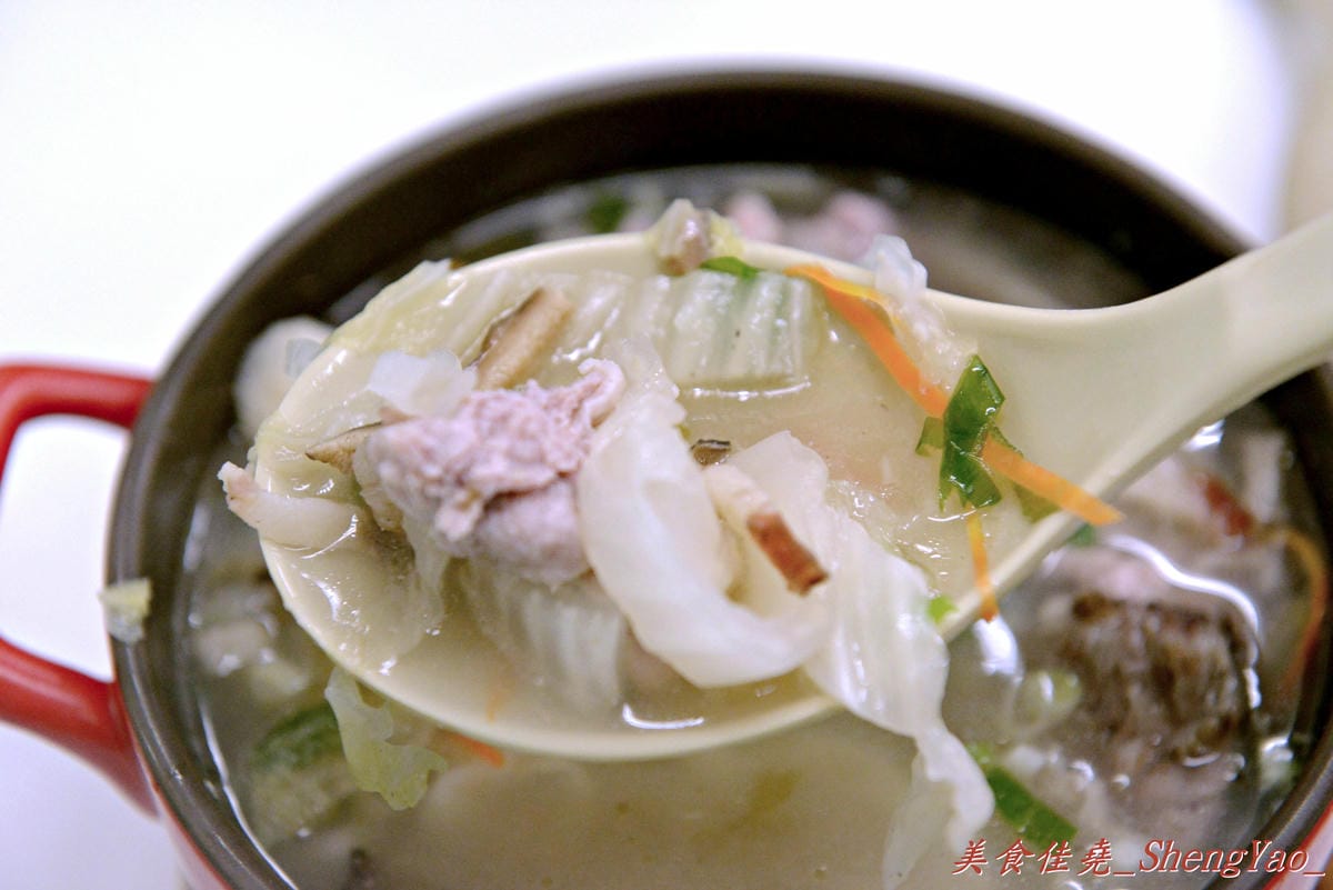 [台中北屯]海光新村 – 北平路上新開的眷村擀麵店,餐點口味還不錯,價格便宜、份量超級大,大推五味醋溜雞拌麵和士官長酸白菜麵 !!