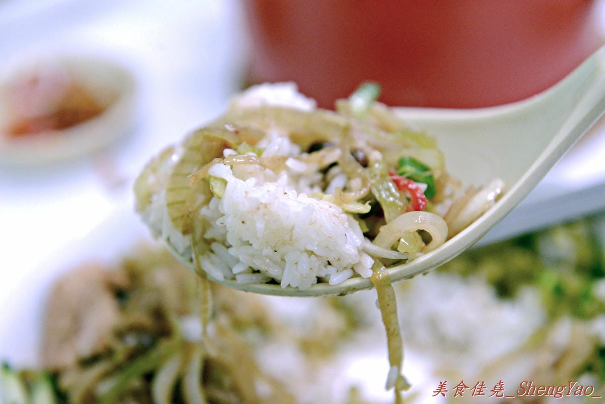 [台中北屯]海光新村 – 北平路上新開的眷村擀麵店,餐點口味還不錯,價格便宜、份量超級大,大推五味醋溜雞拌麵和士官長酸白菜麵 !!