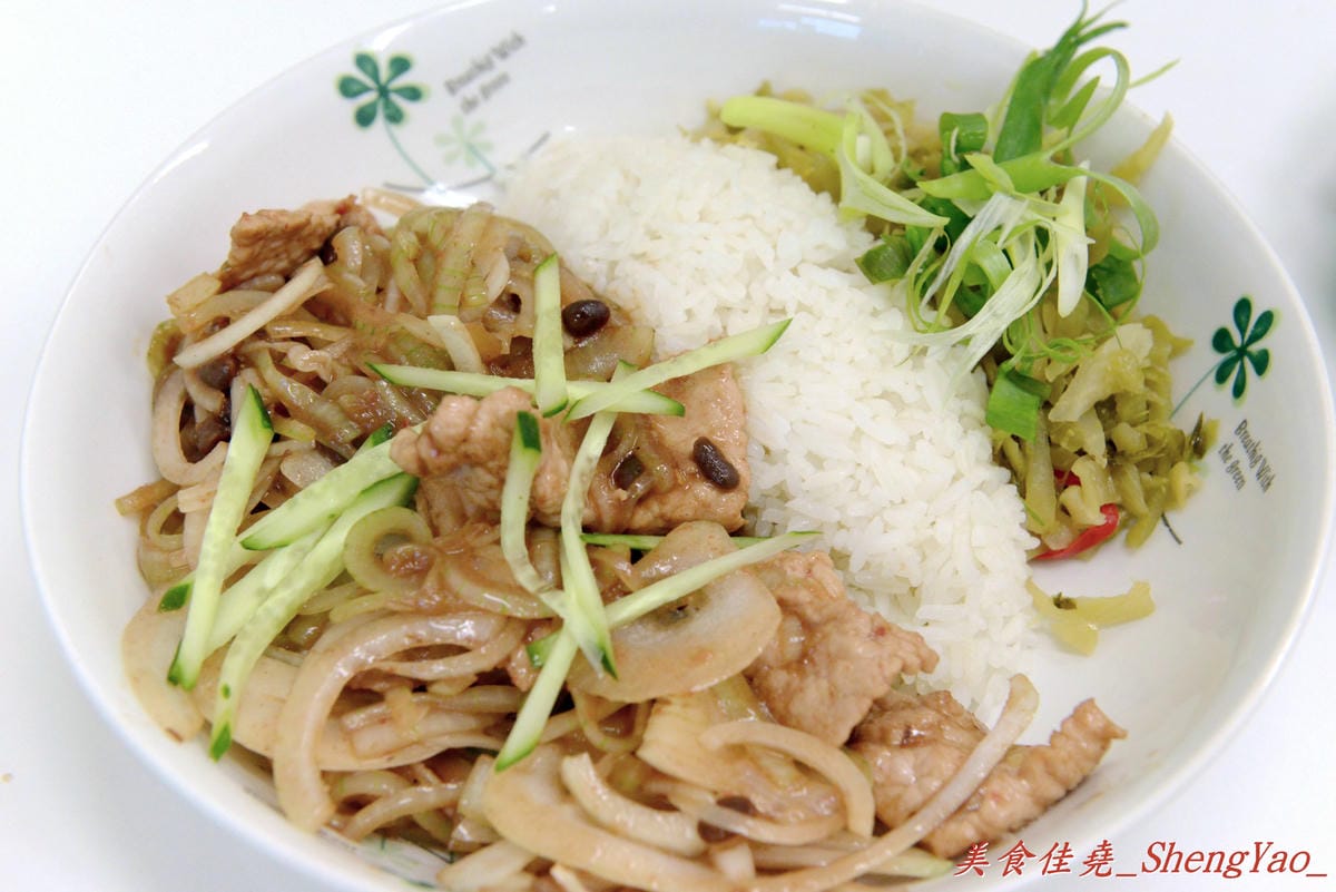 [台中北屯]海光新村 – 北平路上新開的眷村擀麵店,餐點口味還不錯,價格便宜、份量超級大,大推五味醋溜雞拌麵和士官長酸白菜麵 !!