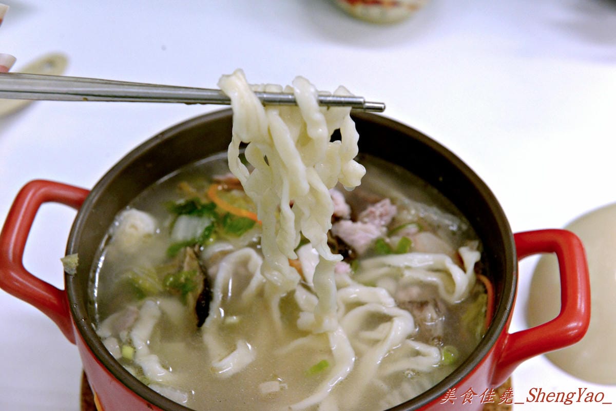[台中北屯]海光新村 – 北平路上新開的眷村擀麵店,餐點口味還不錯,價格便宜、份量超級大,大推五味醋溜雞拌麵和士官長酸白菜麵 !!