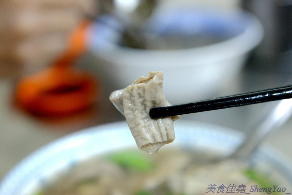 [基隆仁愛]孝三路無名麵店 – 火車站附近超好吃無名麵攤,簡單樸實的古早味,價格超便宜,魯肉飯只要15元,湯類滿滿配料超大一碗。
