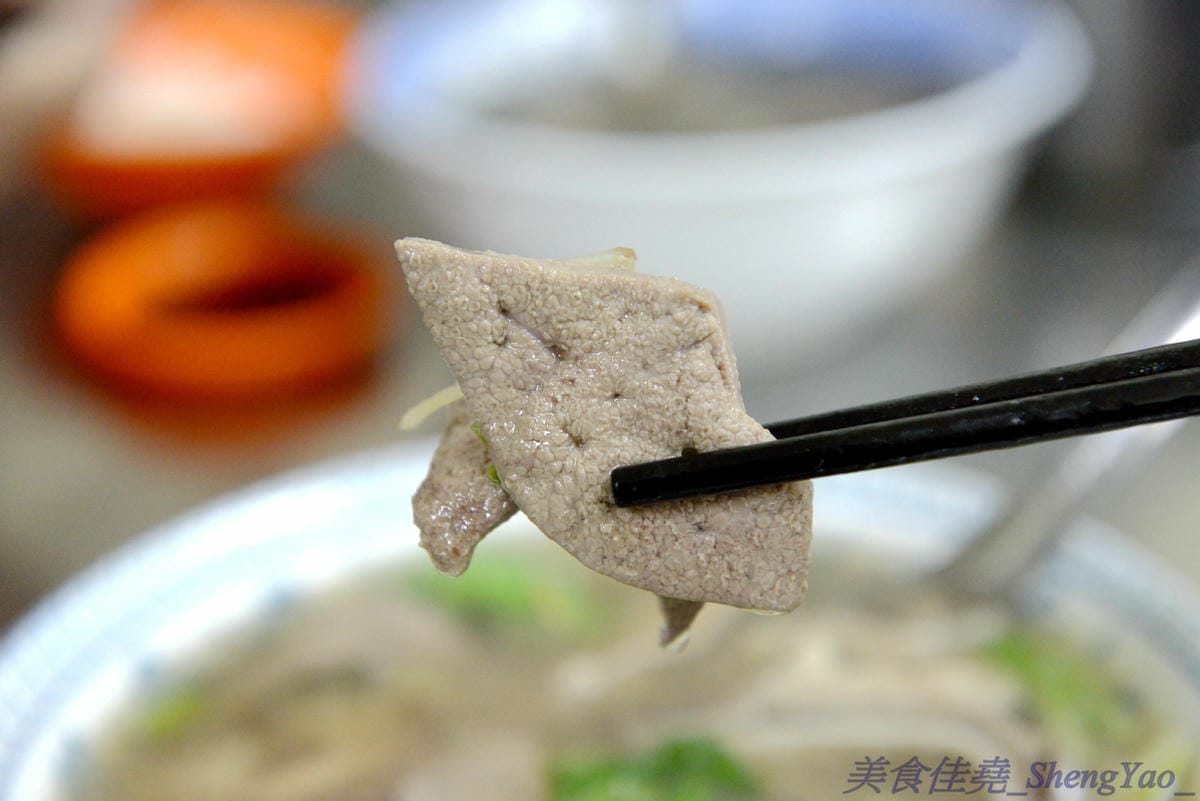 [基隆仁愛]孝三路無名麵店 – 火車站附近超好吃無名麵攤,簡單樸實的古早味,價格超便宜,魯肉飯只要15元,湯類滿滿配料超大一碗。