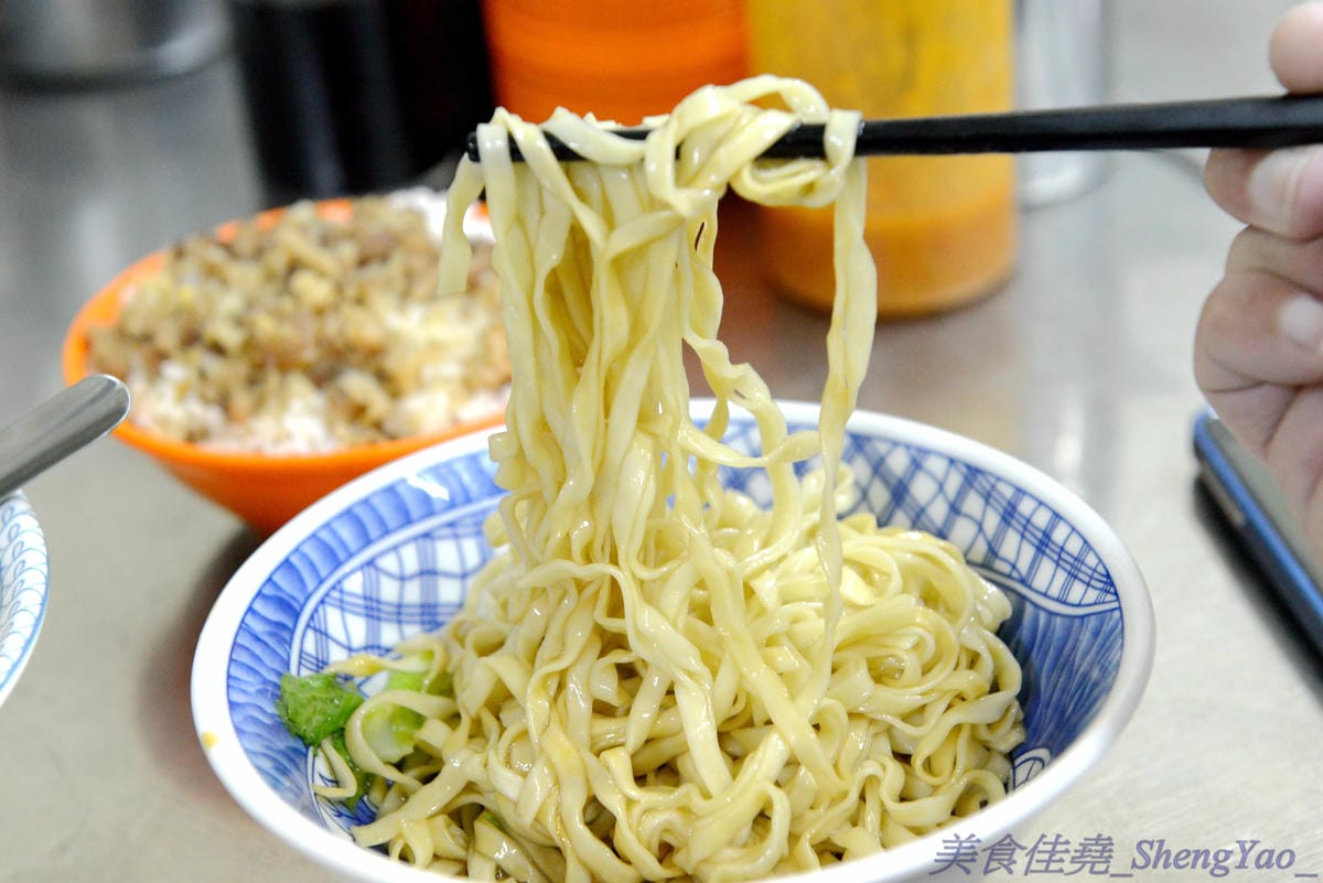 [基隆仁愛]孝三路無名麵店 – 火車站附近超好吃無名麵攤,簡單樸實的古早味,價格超便宜,魯肉飯只要15元,湯類滿滿配料超大一碗。