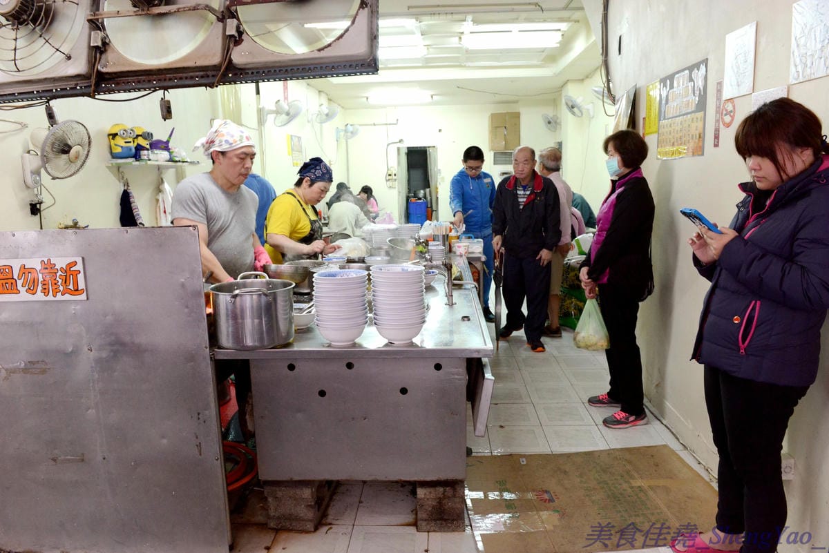 [基隆仁愛]孝三路無名麵店 – 火車站附近超好吃無名麵攤,簡單樸實的古早味,價格超便宜,魯肉飯只要15元,湯類滿滿配料超大一碗。