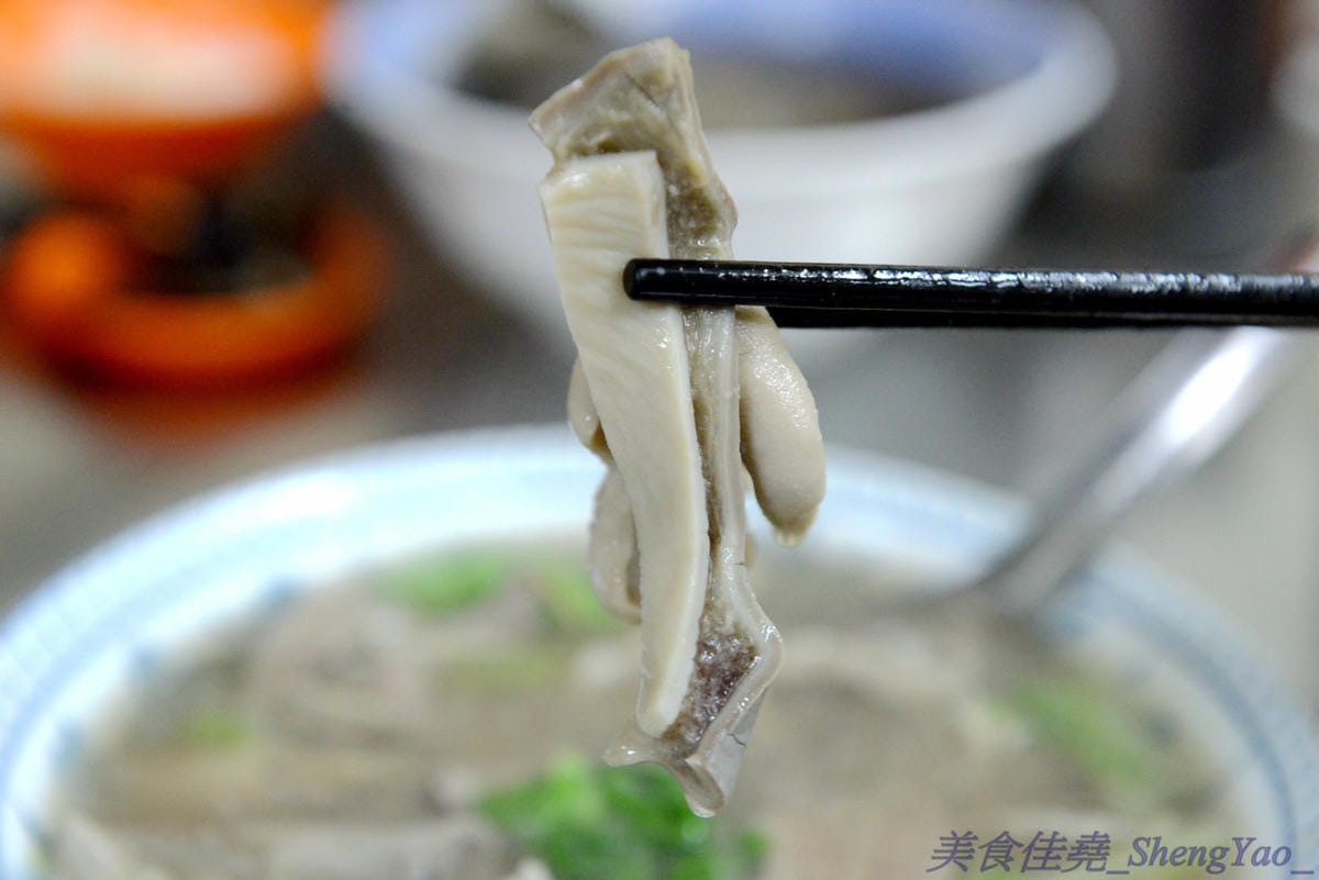 [基隆仁愛]孝三路無名麵店 – 火車站附近超好吃無名麵攤,簡單樸實的古早味,價格超便宜,魯肉飯只要15元,湯類滿滿配料超大一碗。