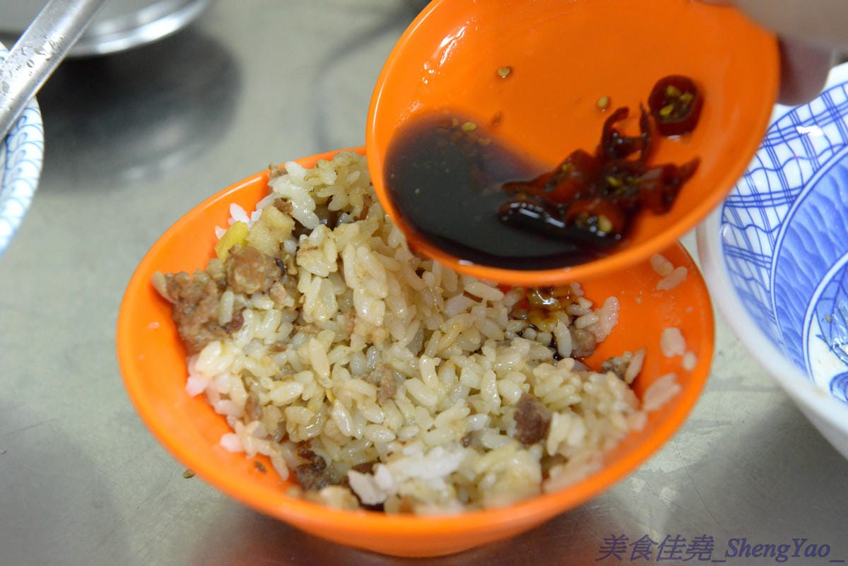 [基隆仁愛]孝三路無名麵店 – 火車站附近超好吃無名麵攤,簡單樸實的古早味,價格超便宜,魯肉飯只要15元,湯類滿滿配料超大一碗。