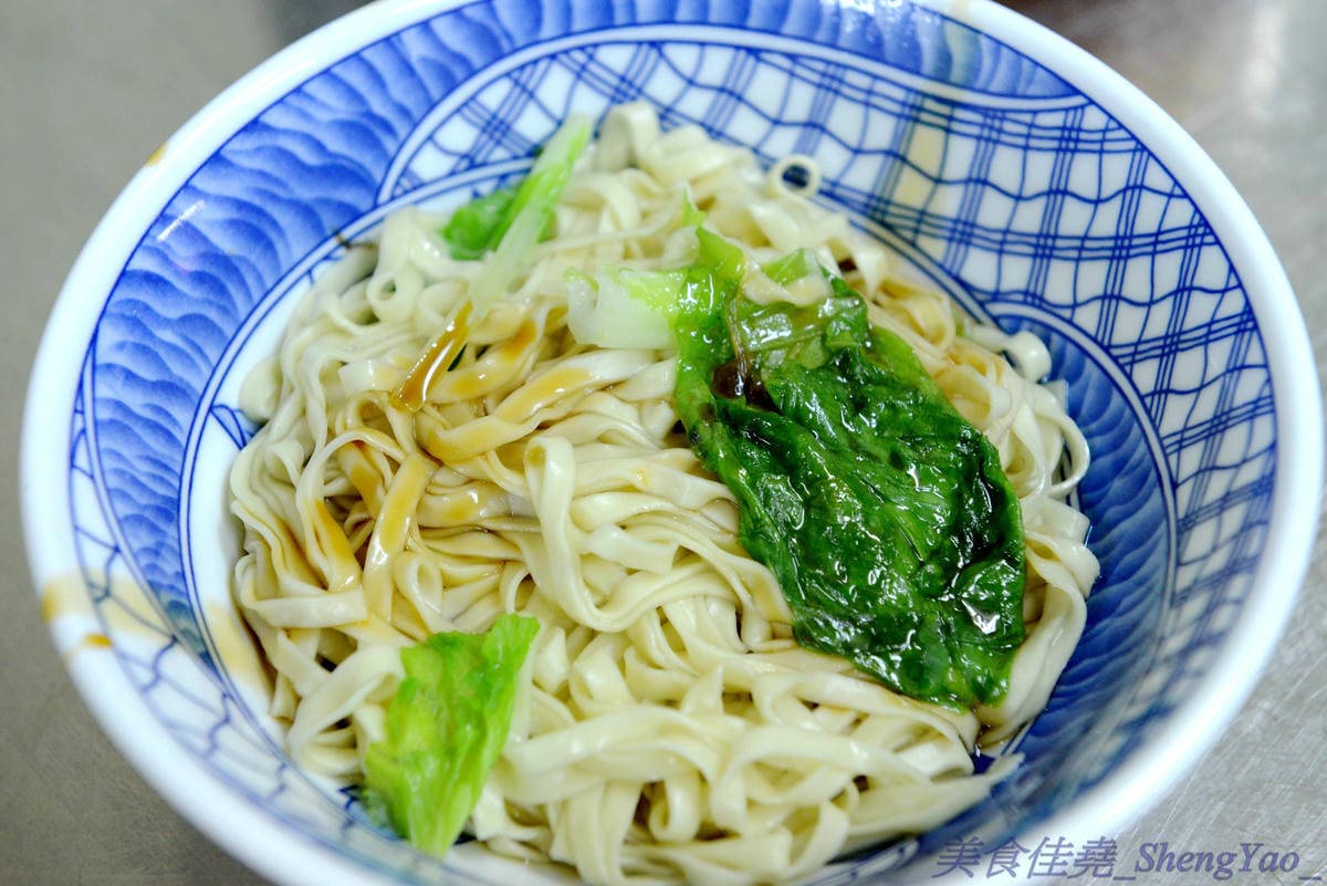 [基隆仁愛]孝三路無名麵店 – 火車站附近超好吃無名麵攤,簡單樸實的古早味,價格超便宜,魯肉飯只要15元,湯類滿滿配料超大一碗。
