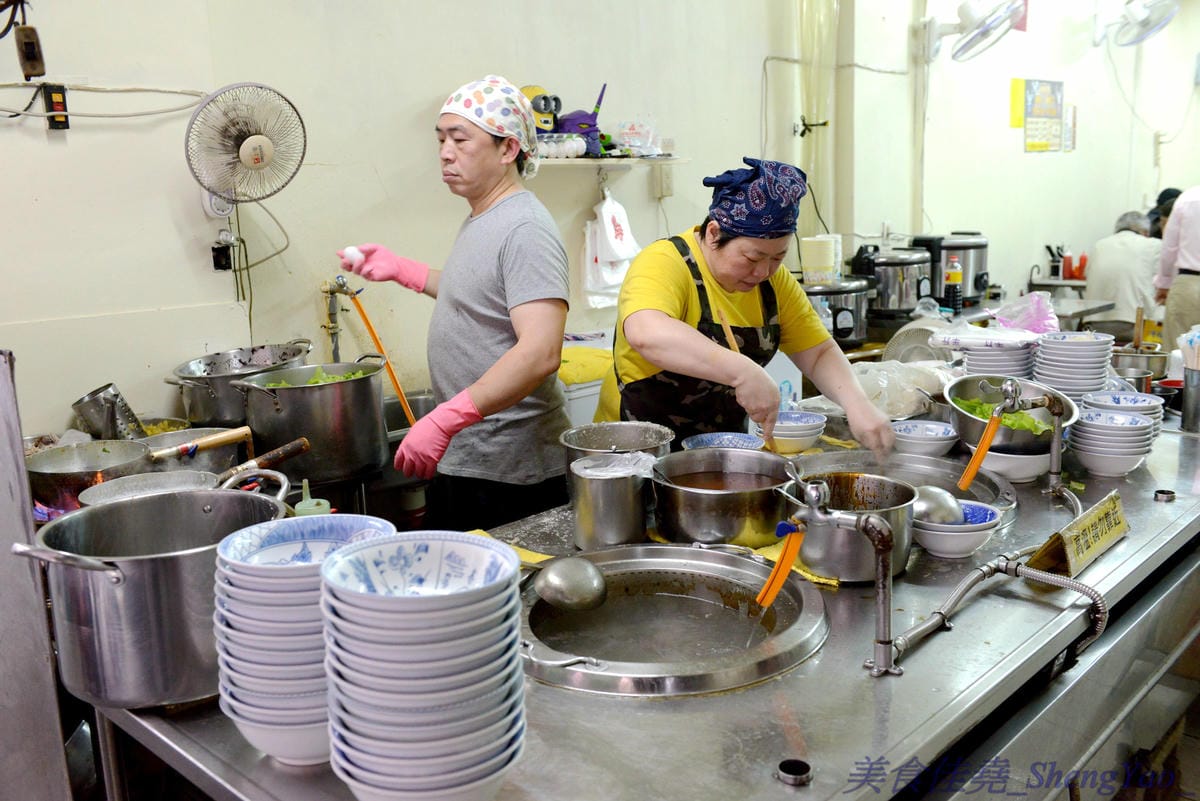 [基隆仁愛]孝三路無名麵店 – 火車站附近超好吃無名麵攤,簡單樸實的古早味,價格超便宜,魯肉飯只要15元,湯類滿滿配料超大一碗。