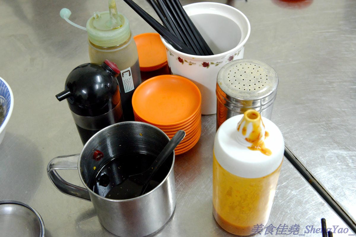 [基隆仁愛]孝三路無名麵店 – 火車站附近超好吃無名麵攤,簡單樸實的古早味,價格超便宜,魯肉飯只要15元,湯類滿滿配料超大一碗。