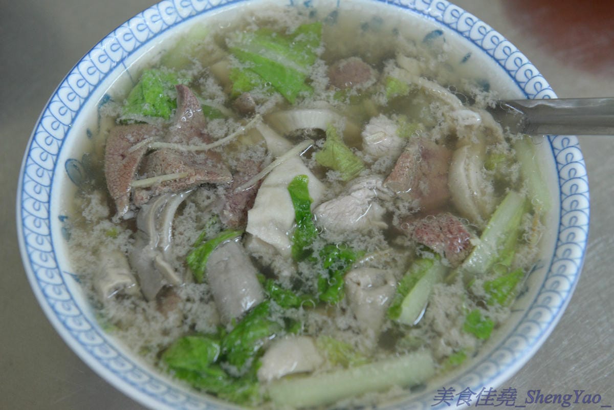 [基隆仁愛]孝三路無名麵店 – 火車站附近超好吃無名麵攤,簡單樸實的古早味,價格超便宜,魯肉飯只要15元,湯類滿滿配料超大一碗。
