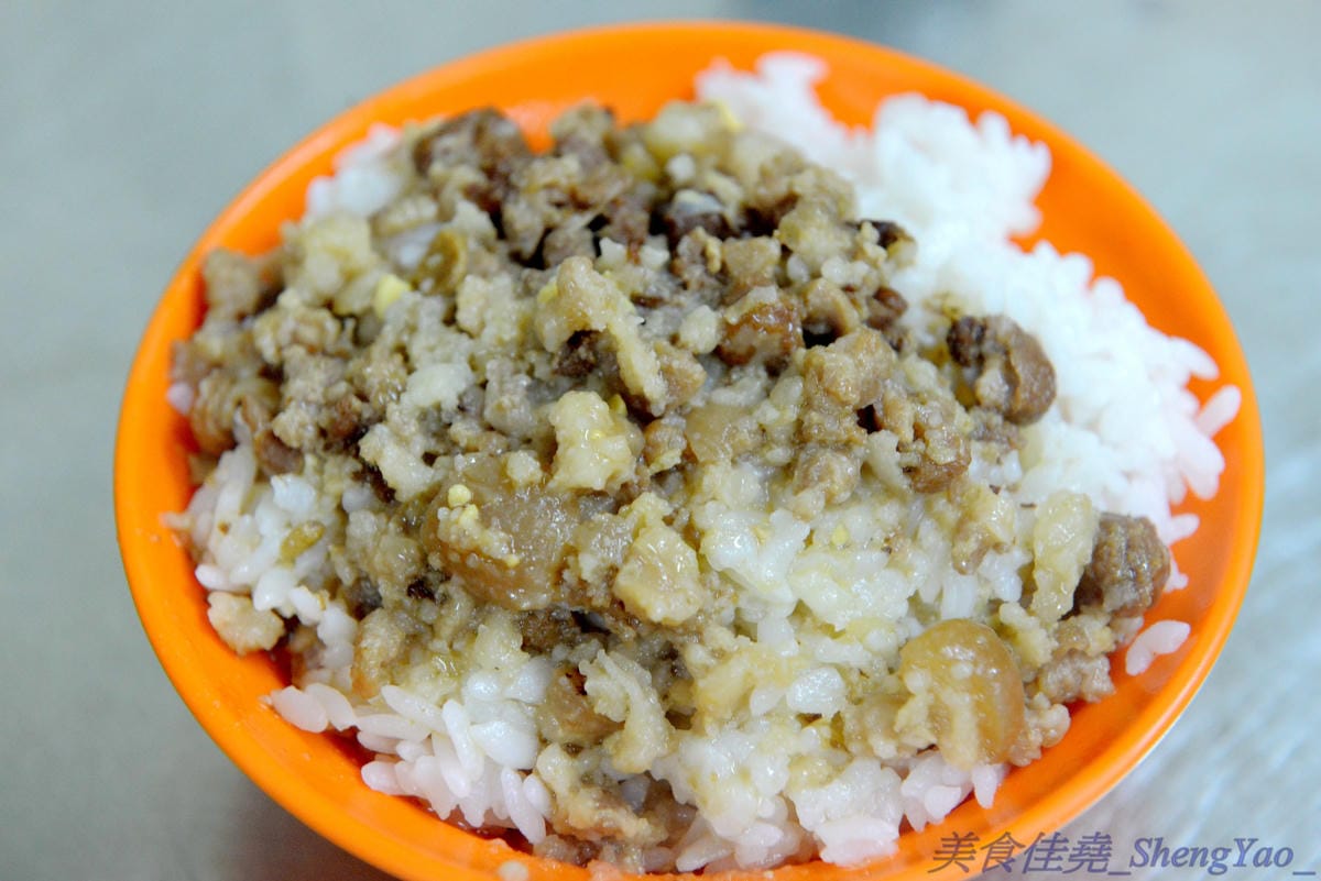 [基隆仁愛]孝三路無名麵店 – 火車站附近超好吃無名麵攤,簡單樸實的古早味,價格超便宜,魯肉飯只要15元,湯類滿滿配料超大一碗。