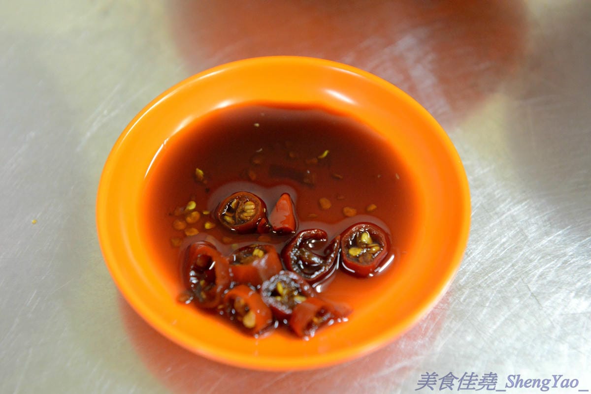 [基隆仁愛]孝三路無名麵店 – 火車站附近超好吃無名麵攤,簡單樸實的古早味,價格超便宜,魯肉飯只要15元,湯類滿滿配料超大一碗。