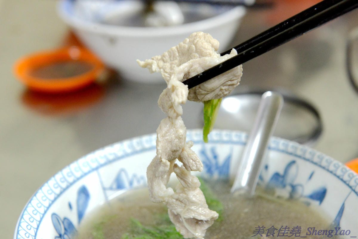 [基隆仁愛]孝三路無名麵店 – 火車站附近超好吃無名麵攤,簡單樸實的古早味,價格超便宜,魯肉飯只要15元,湯類滿滿配料超大一碗。