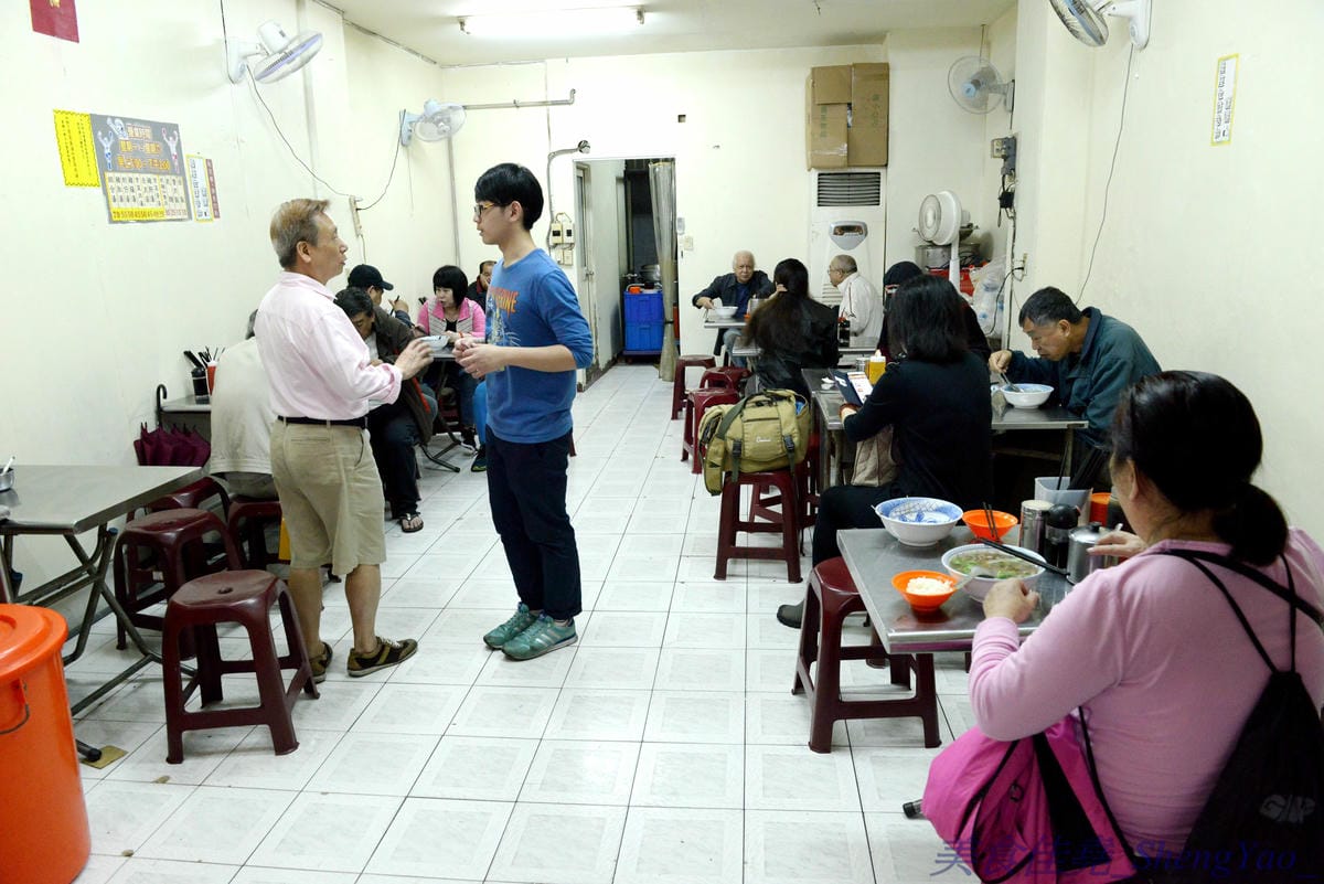 [基隆仁愛]孝三路無名麵店 – 火車站附近超好吃無名麵攤,簡單樸實的古早味,價格超便宜,魯肉飯只要15元,湯類滿滿配料超大一碗。
