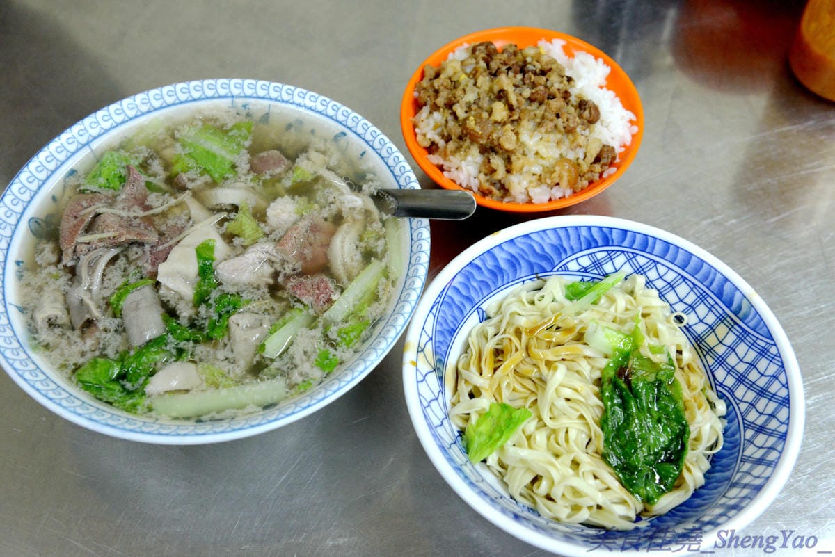 [基隆仁愛]孝三路無名麵店 – 火車站附近超好吃無名麵攤,簡單樸實的古早味,價格超便宜,魯肉飯只要15元,湯類滿滿配料超大一碗。