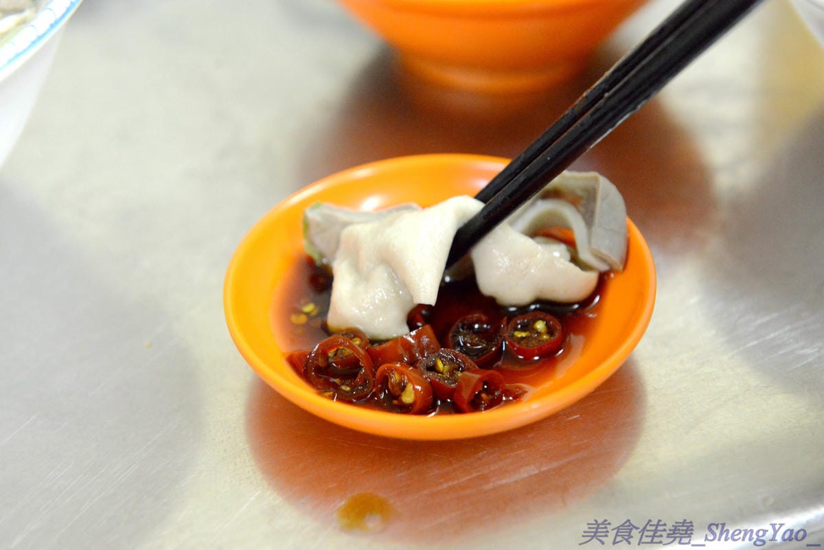 [基隆仁愛]孝三路無名麵店 – 火車站附近超好吃無名麵攤,簡單樸實的古早味,價格超便宜,魯肉飯只要15元,湯類滿滿配料超大一碗。