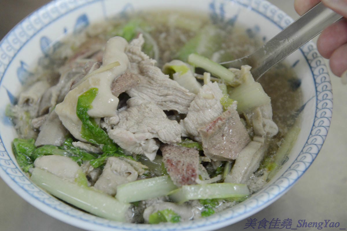 [基隆仁愛]孝三路無名麵店 – 火車站附近超好吃無名麵攤,簡單樸實的古早味,價格超便宜,魯肉飯只要15元,湯類滿滿配料超大一碗。