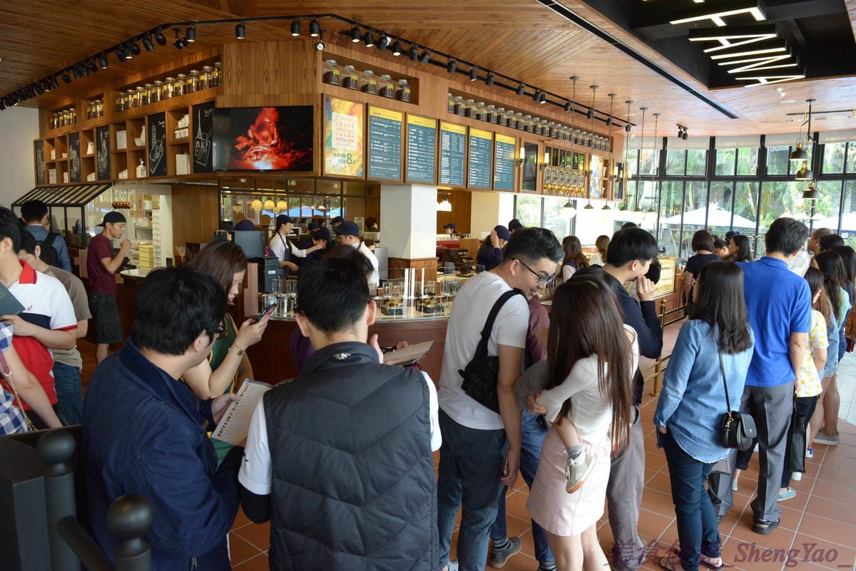 [台中西屯]卡啡那Caffaina Coffee Gallery 台中店 – 台中最有質感的咖啡廳,超氣派外觀,店內裝潢風格有點像是圖書館和藝廊,加上特殊的意境建築設計,感覺超棒 !! 餐點種類多,甜點夠水準、咖啡也不錯