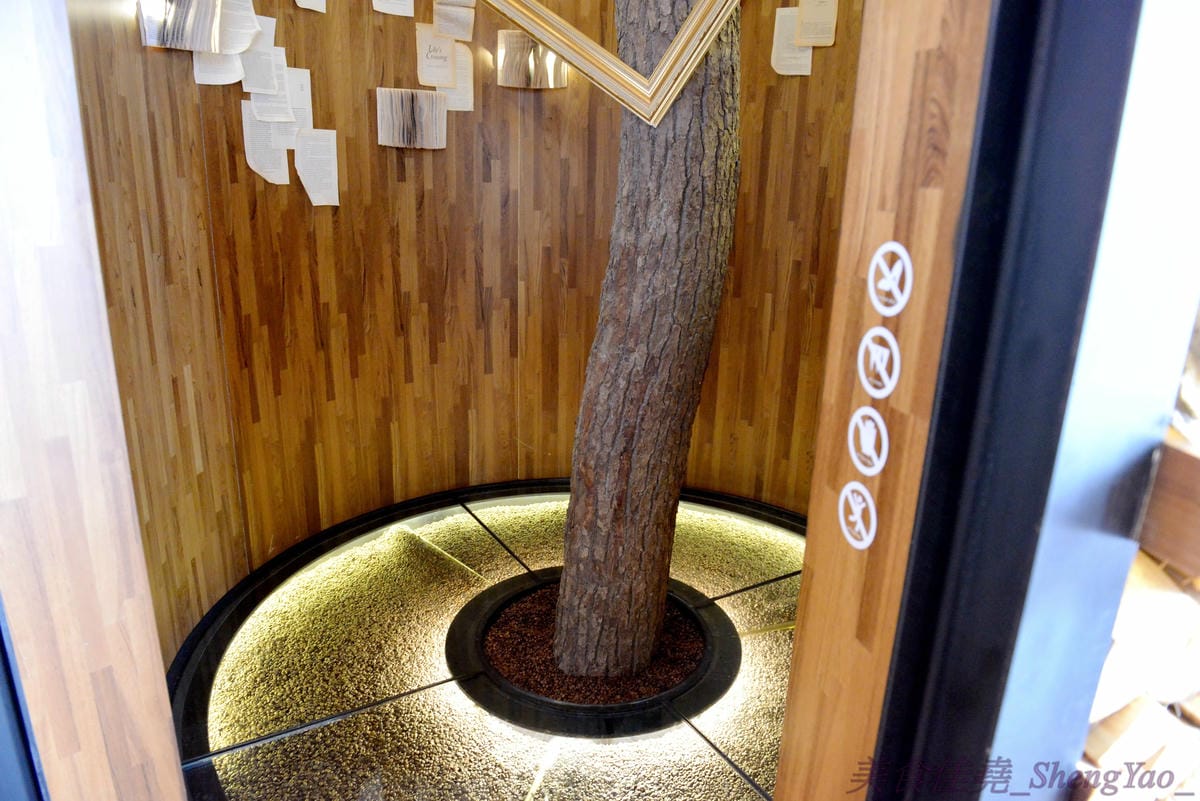 [台中西屯]卡啡那Caffaina Coffee Gallery 台中店 – 台中最有質感的咖啡廳,超氣派外觀,店內裝潢風格有點像是圖書館和藝廊,加上特殊的意境建築設計,感覺超棒 !! 餐點種類多,甜點夠水準、咖啡也不錯