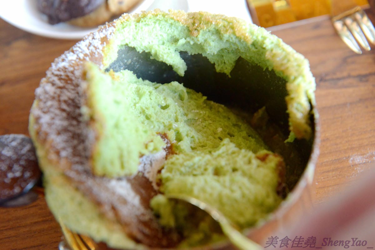 [台中西屯]卡啡那Caffaina Coffee Gallery 台中店 – 台中最有質感的咖啡廳,超氣派外觀,店內裝潢風格有點像是圖書館和藝廊,加上特殊的意境建築設計,感覺超棒 !! 餐點種類多,甜點夠水準、咖啡也不錯