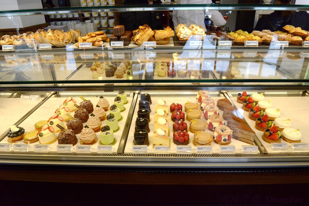[台中西屯]卡啡那Caffaina Coffee Gallery 台中店 – 台中最有質感的咖啡廳,超氣派外觀,店內裝潢風格有點像是圖書館和藝廊,加上特殊的意境建築設計,感覺超棒 !! 餐點種類多,甜點夠水準、咖啡也不錯