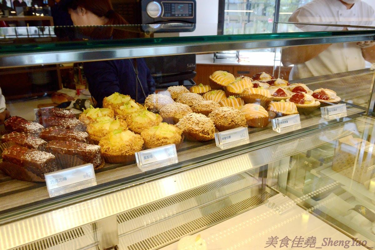 [台中西屯]卡啡那Caffaina Coffee Gallery 台中店 – 台中最有質感的咖啡廳,超氣派外觀,店內裝潢風格有點像是圖書館和藝廊,加上特殊的意境建築設計,感覺超棒 !! 餐點種類多,甜點夠水準、咖啡也不錯