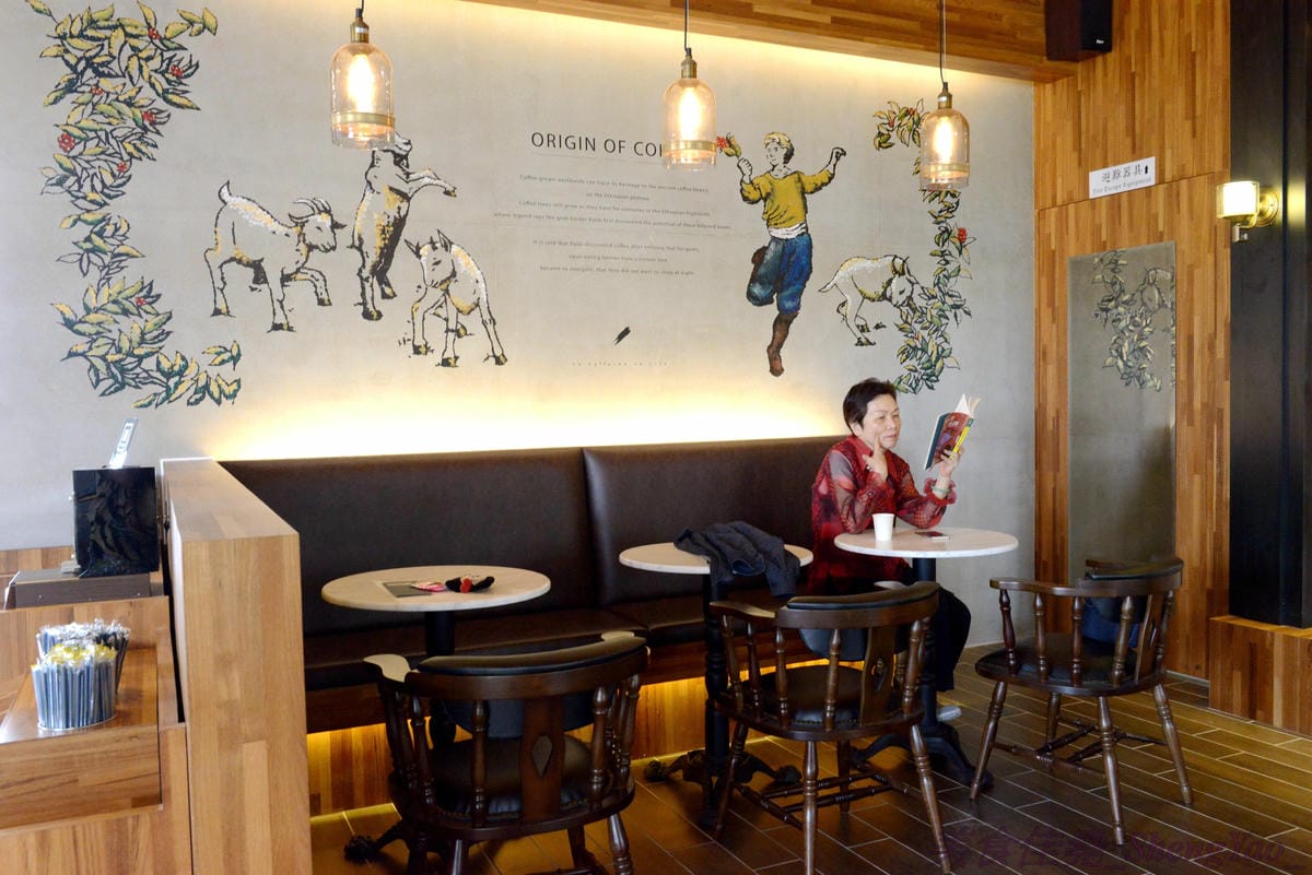 [台中西屯]卡啡那Caffaina Coffee Gallery 台中店 – 台中最有質感的咖啡廳,超氣派外觀,店內裝潢風格有點像是圖書館和藝廊,加上特殊的意境建築設計,感覺超棒 !! 餐點種類多,甜點夠水準、咖啡也不錯