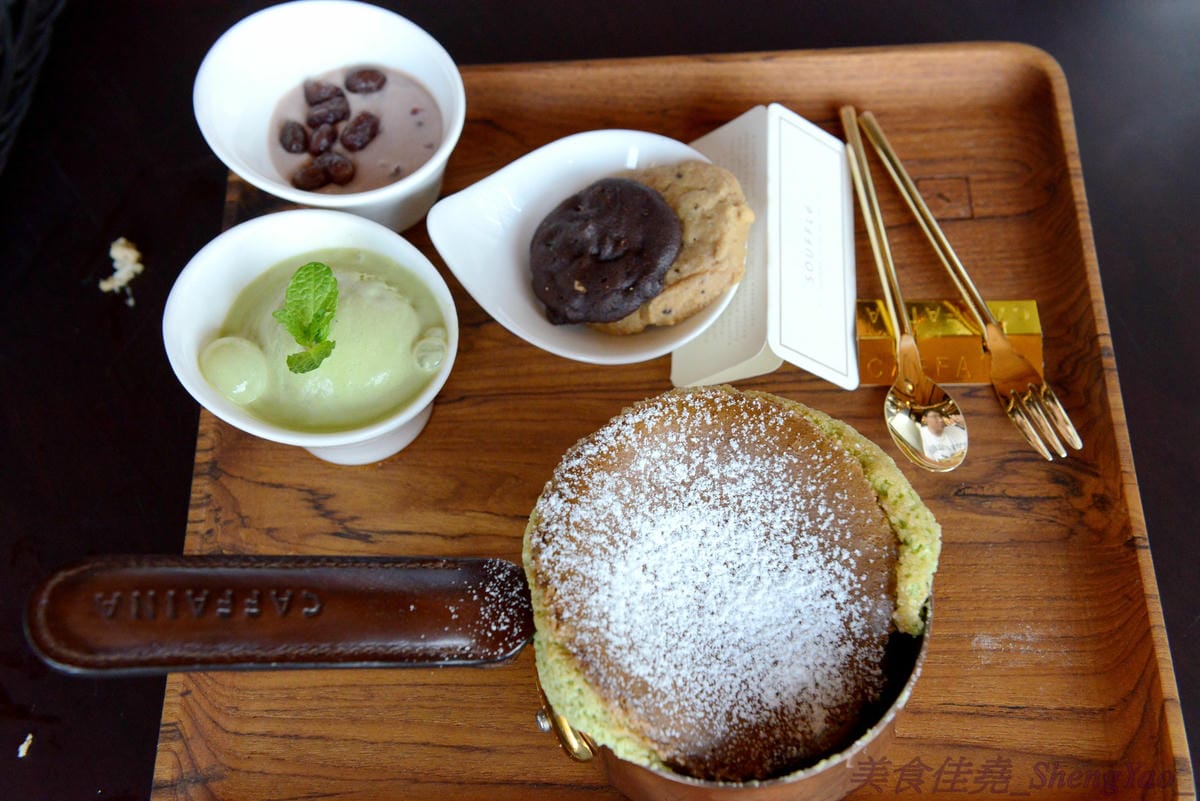 [台中西屯]卡啡那Caffaina Coffee Gallery 台中店 – 台中最有質感的咖啡廳,超氣派外觀,店內裝潢風格有點像是圖書館和藝廊,加上特殊的意境建築設計,感覺超棒 !! 餐點種類多,甜點夠水準、咖啡也不錯