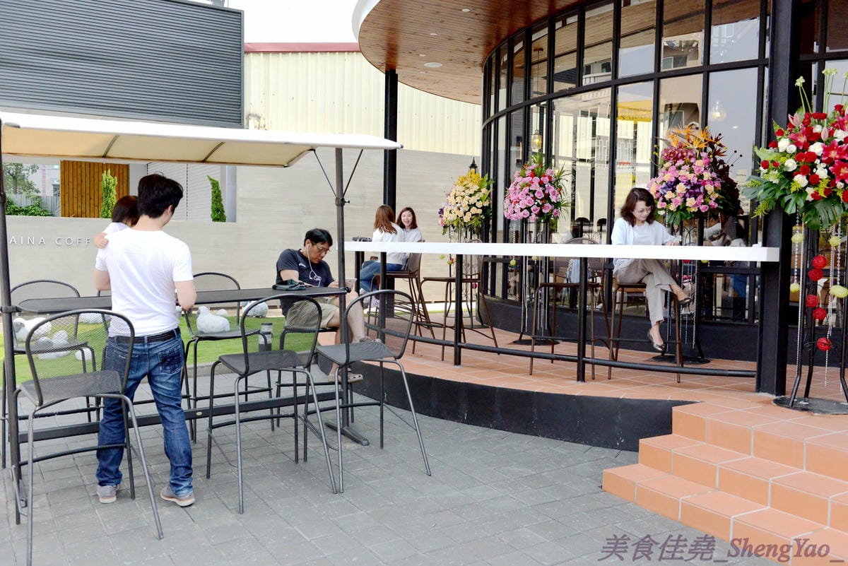 [台中西屯]卡啡那Caffaina Coffee Gallery 台中店 – 台中最有質感的咖啡廳,超氣派外觀,店內裝潢風格有點像是圖書館和藝廊,加上特殊的意境建築設計,感覺超棒 !! 餐點種類多,甜點夠水準、咖啡也不錯
