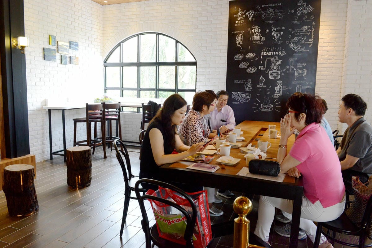 [台中西屯]卡啡那Caffaina Coffee Gallery 台中店 – 台中最有質感的咖啡廳,超氣派外觀,店內裝潢風格有點像是圖書館和藝廊,加上特殊的意境建築設計,感覺超棒 !! 餐點種類多,甜點夠水準、咖啡也不錯