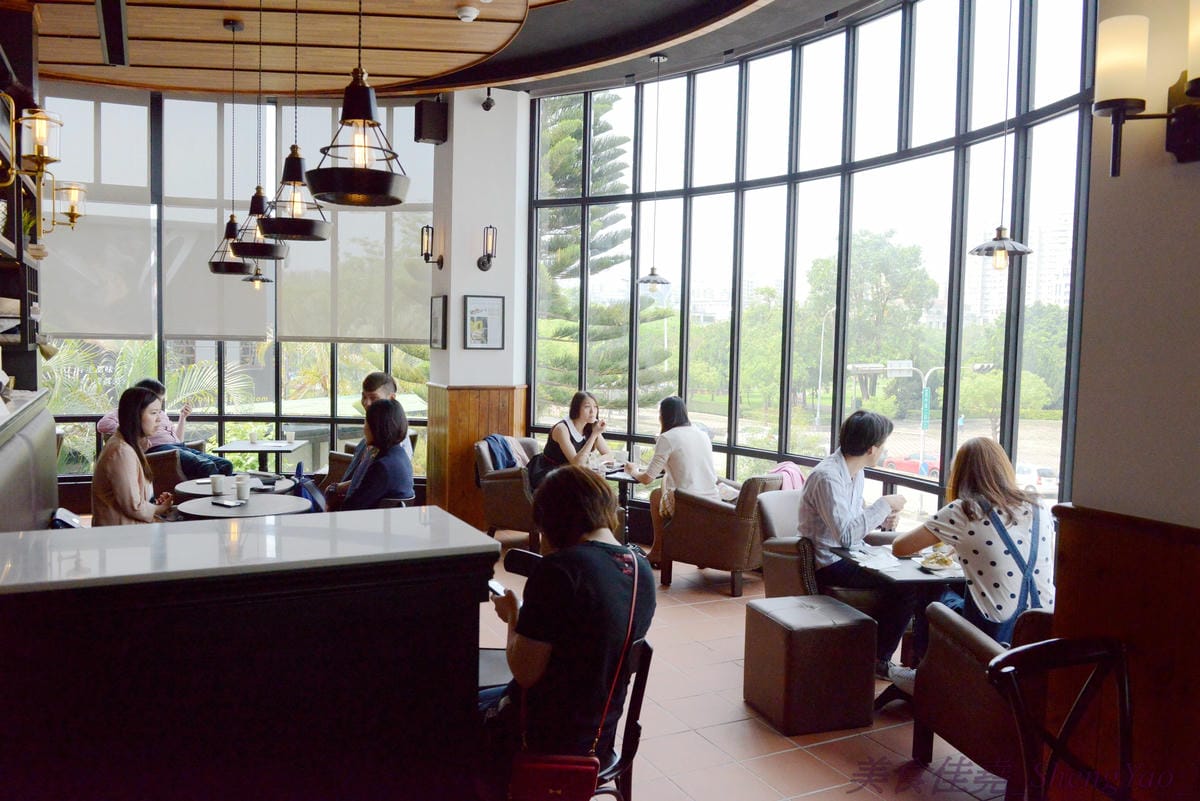 [台中西屯]卡啡那Caffaina Coffee Gallery 台中店 – 台中最有質感的咖啡廳,超氣派外觀,店內裝潢風格有點像是圖書館和藝廊,加上特殊的意境建築設計,感覺超棒 !! 餐點種類多,甜點夠水準、咖啡也不錯