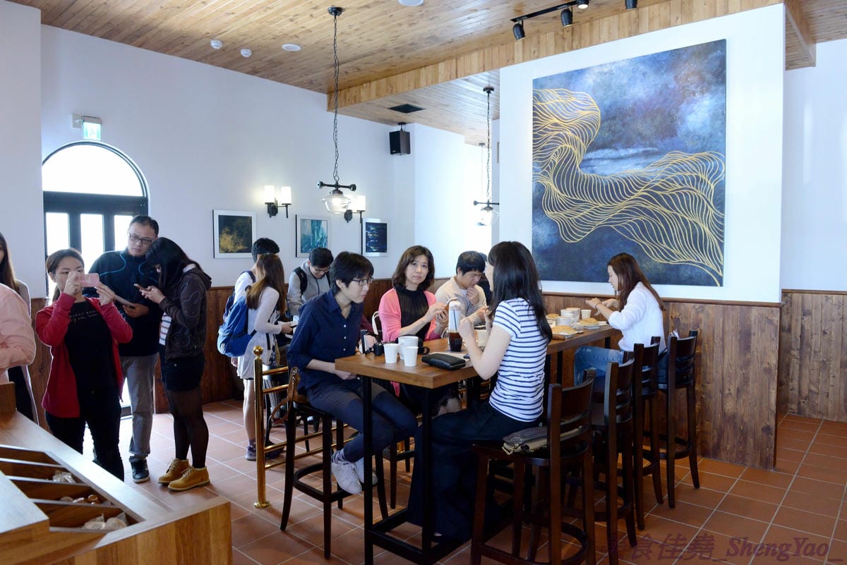 [台中西屯]卡啡那Caffaina Coffee Gallery 台中店 – 台中最有質感的咖啡廳,超氣派外觀,店內裝潢風格有點像是圖書館和藝廊,加上特殊的意境建築設計,感覺超棒 !! 餐點種類多,甜點夠水準、咖啡也不錯