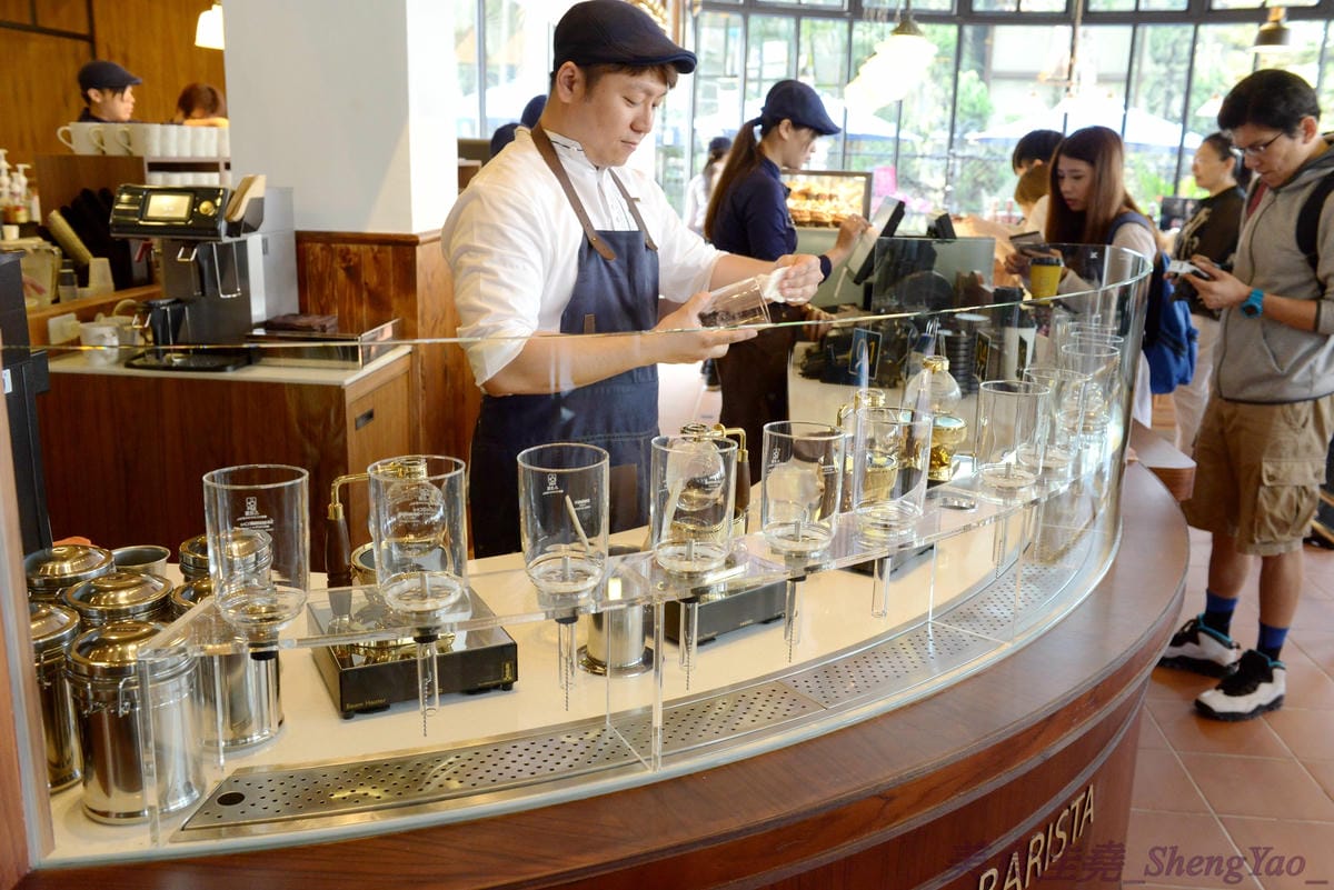 [台中西屯]卡啡那Caffaina Coffee Gallery 台中店 – 台中最有質感的咖啡廳,超氣派外觀,店內裝潢風格有點像是圖書館和藝廊,加上特殊的意境建築設計,感覺超棒 !! 餐點種類多,甜點夠水準、咖啡也不錯