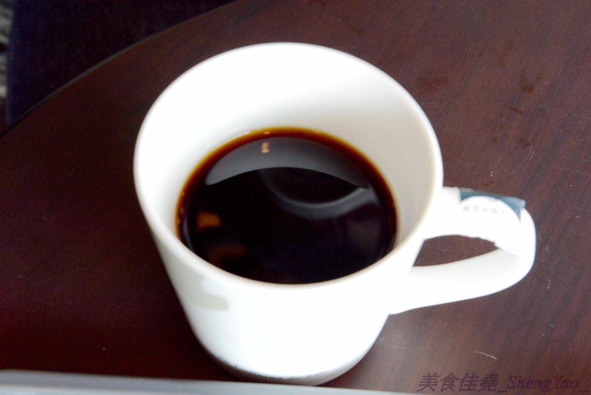 [台中西屯]卡啡那Caffaina Coffee Gallery 台中店 – 台中最有質感的咖啡廳,超氣派外觀,店內裝潢風格有點像是圖書館和藝廊,加上特殊的意境建築設計,感覺超棒 !! 餐點種類多,甜點夠水準、咖啡也不錯