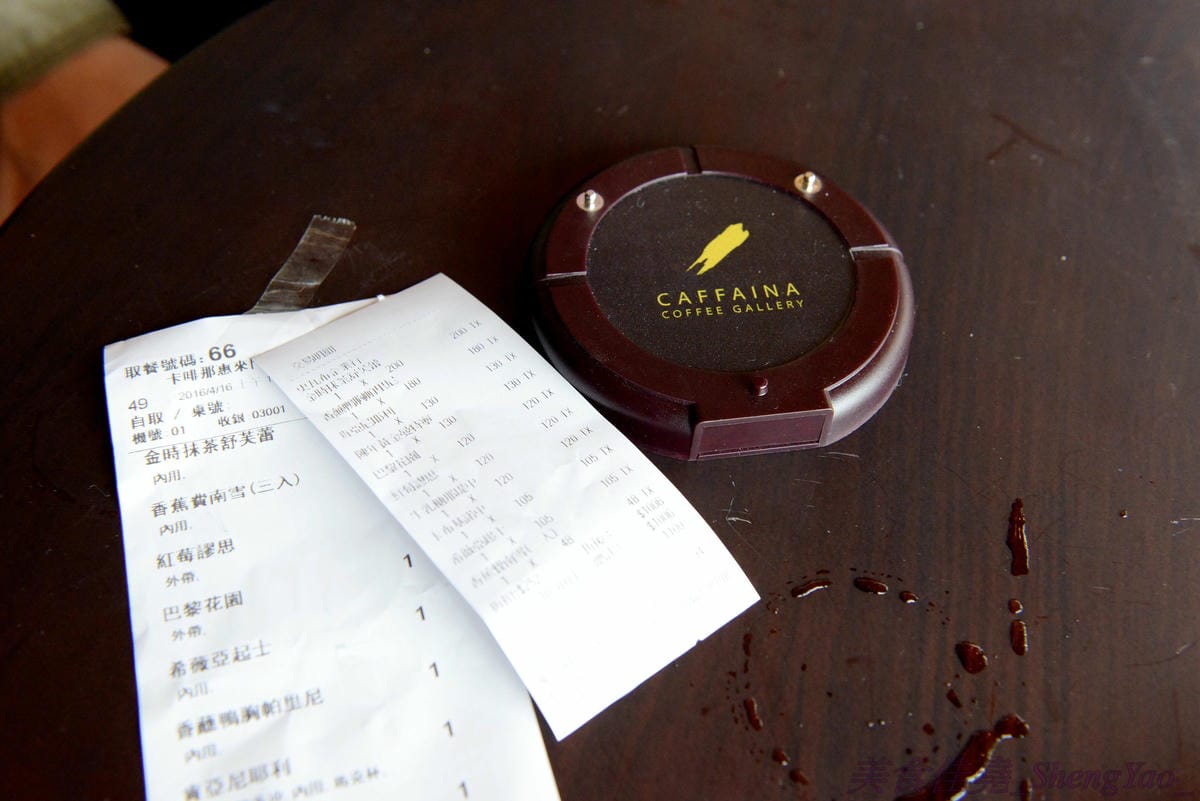 [台中西屯]卡啡那Caffaina Coffee Gallery 台中店 – 台中最有質感的咖啡廳,超氣派外觀,店內裝潢風格有點像是圖書館和藝廊,加上特殊的意境建築設計,感覺超棒 !! 餐點種類多,甜點夠水準、咖啡也不錯