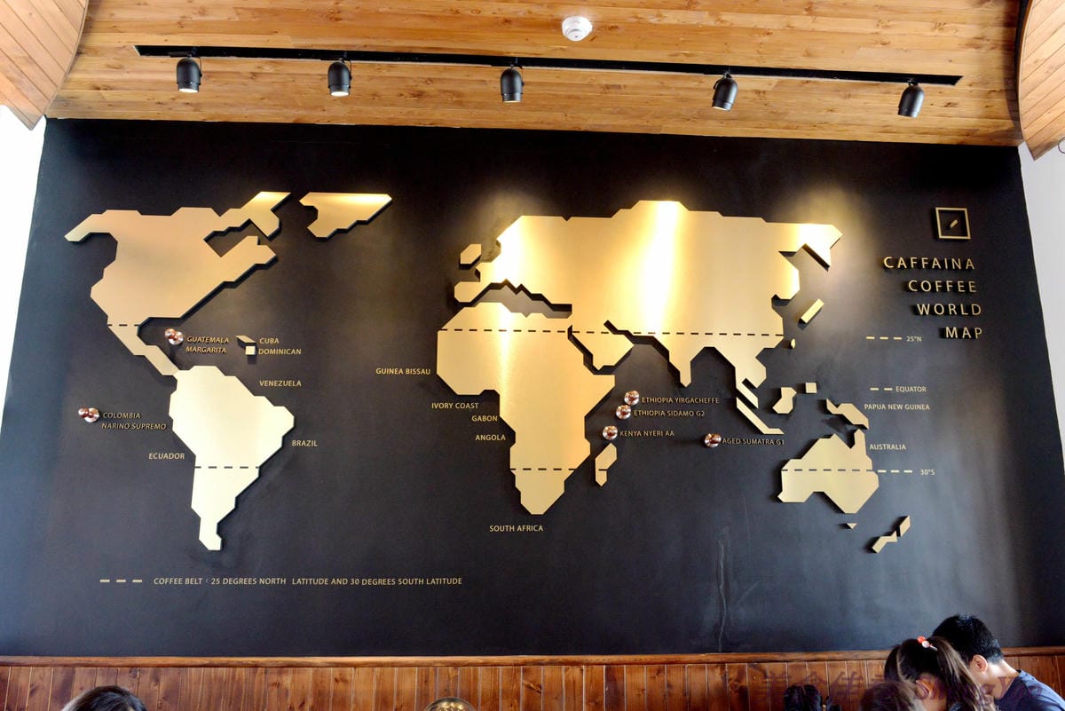 [台中西屯]卡啡那Caffaina Coffee Gallery 台中店 – 台中最有質感的咖啡廳,超氣派外觀,店內裝潢風格有點像是圖書館和藝廊,加上特殊的意境建築設計,感覺超棒 !! 餐點種類多,甜點夠水準、咖啡也不錯